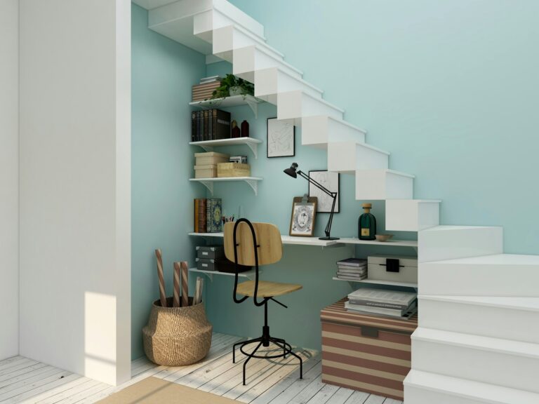 Bureau dans un petit espace sous les escaliers