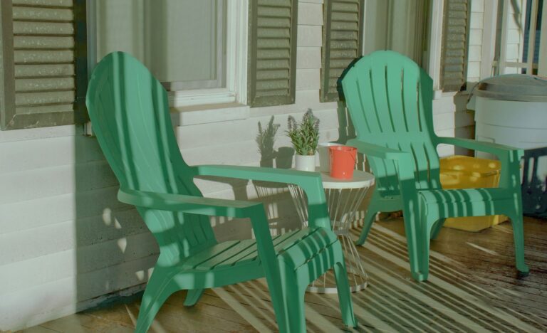 Chaises en plastique sur une terrasse