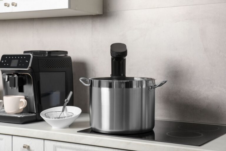 Cuiseur sous vide dans une cuisine