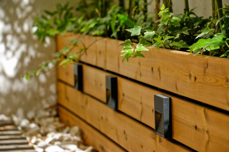 Jardinière en bois contenant des fleurs dans un jardin