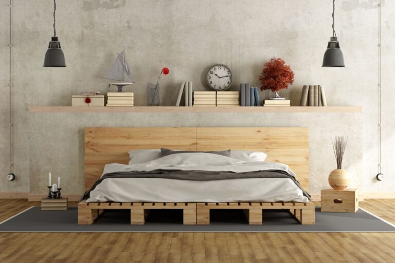 Lit en palette dans une chambre