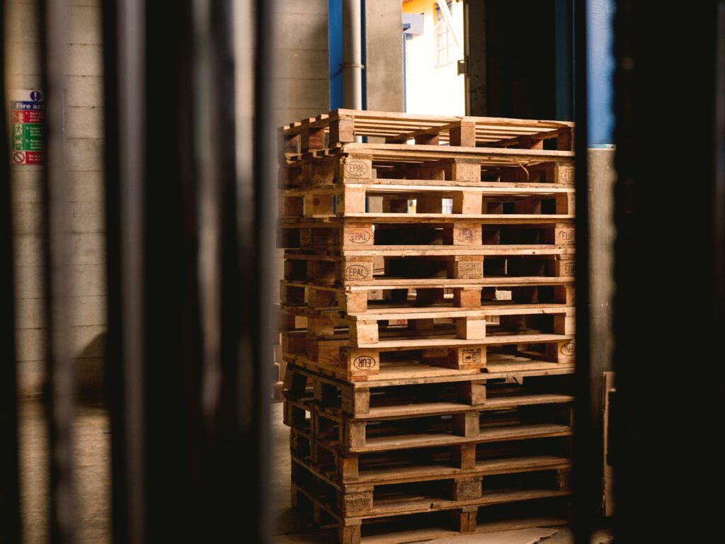 Palettes en bois dans un entrepôt
