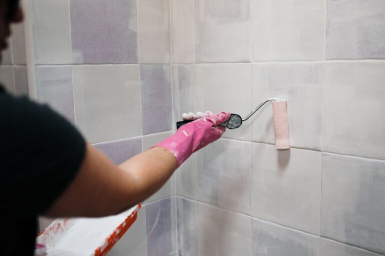 Femme qui peint le carrelage de sa salle de bain