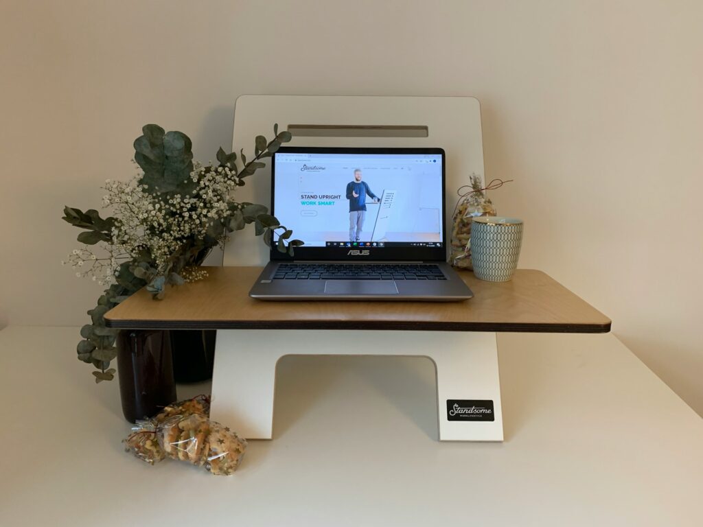 Petit coin bureau personnaliser avec un ordinateur