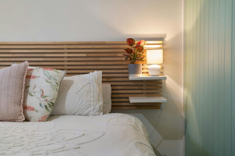 Tête de lit en bois dans une chambre